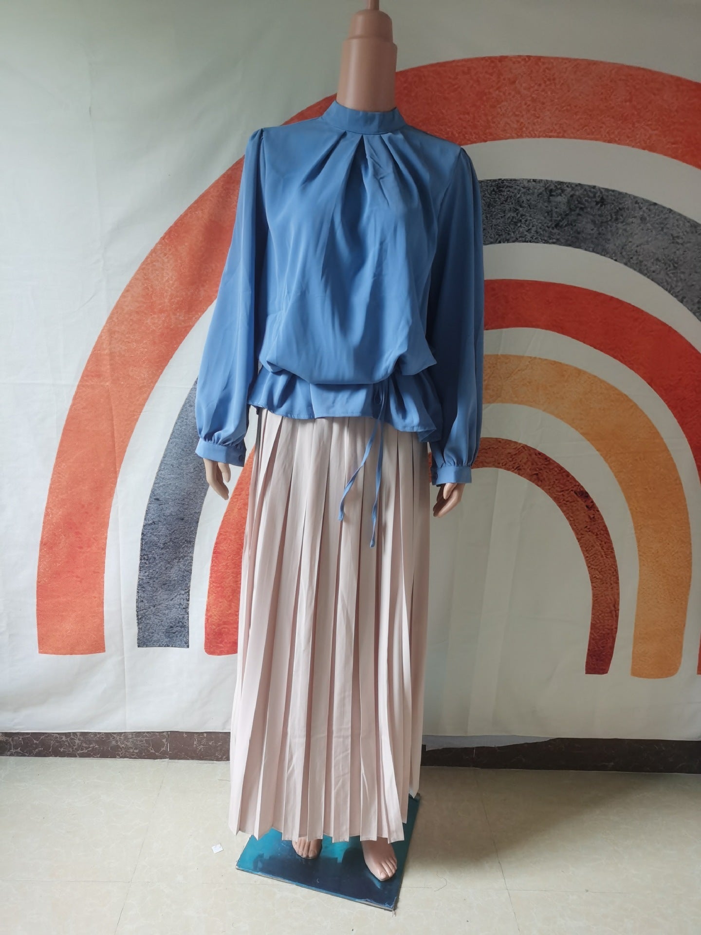 Pleated Skirt Suit with Puff Sleeves | طقم تنورة بليسيه أنيق بأكمام منفوخة